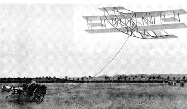 Gaston Caudron conduisant la jument Luciole, remorque le planeur pilote par René Caudron (mai 1909)