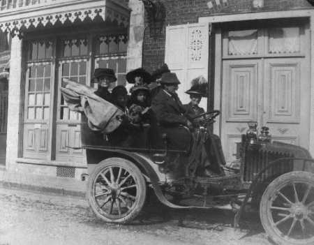 Ein Ausflug der Familie mit dem eigenen Auto 1913.